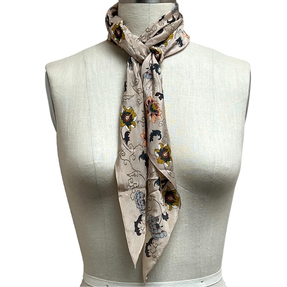 Oscar de la Renta Neck Scarf - Picture 3 of 6